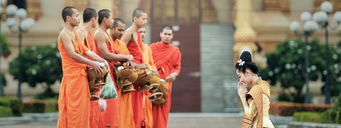 begging buddhist monks 