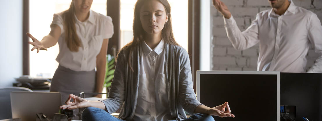 Meditation und Achtsamkeit helfen Ärger und Wut abzubauen. 