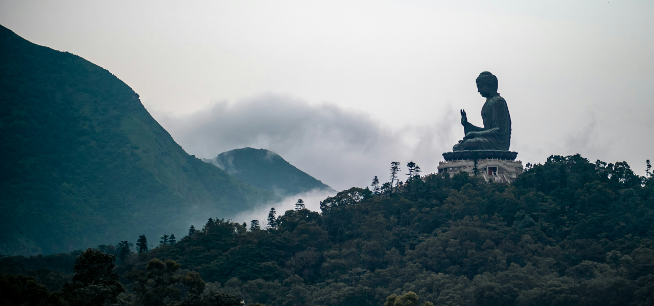 Buddha Statue auf einem Berg