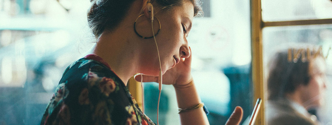 Frau hört binaurale Beats und Entspannungsmusik