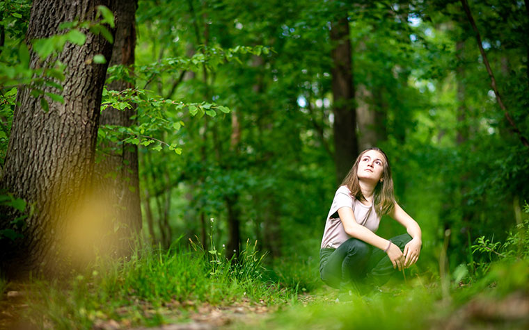 Mädchen sucht Erholung im Wald
