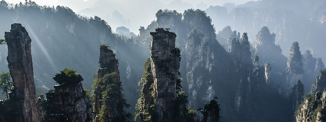 Felsen im Nebel, China