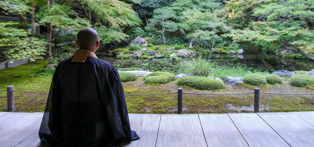 Zen-Mönch, Meditation vor Zen Garten