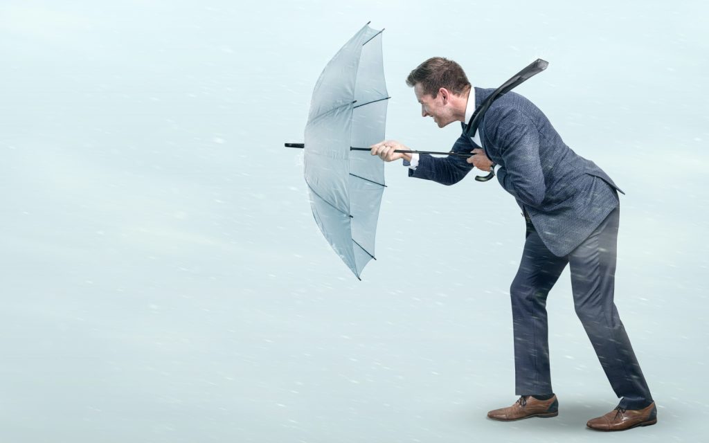 Resilienz - Mann mit Regenschirm