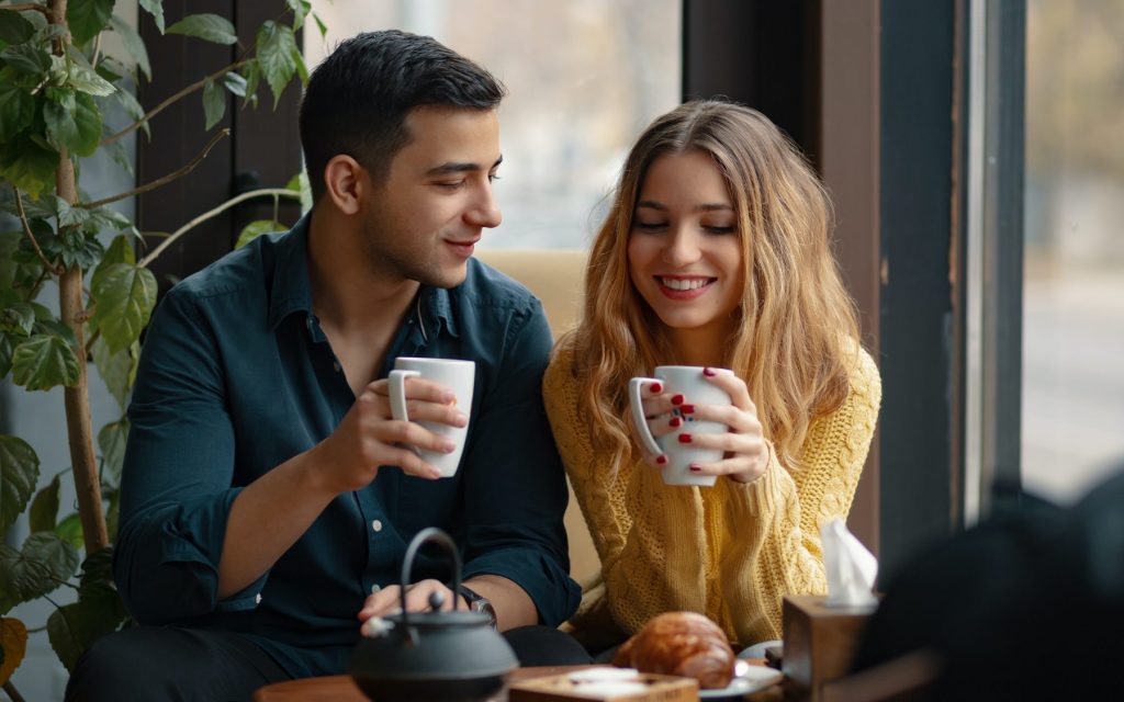 Schöne Momente - Junger Mann und Dame trinken einen Kaffee