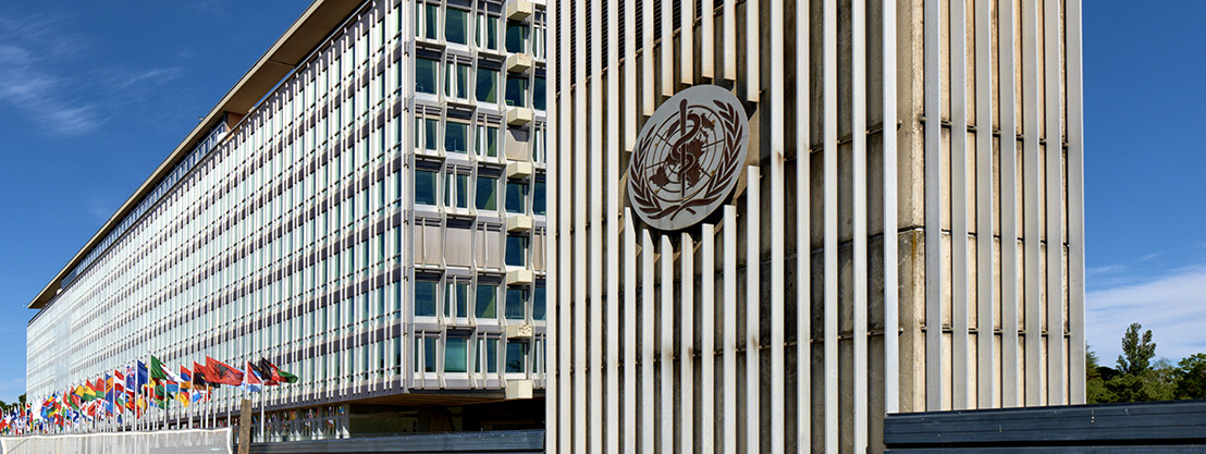 Gebäude mit Länderflaggen und einem Logo