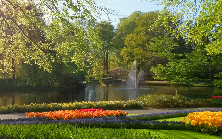 Thumbnail Stille Örtchen Stundenbild 7 Park mit Brunnen und Blumen die Blühen
