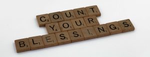 Der Satz „Count your blessings“ wurde mit Buchstabensteinen aus Holz gelegt.