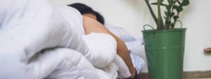 Eine Frau schläft in ihrem Bett.