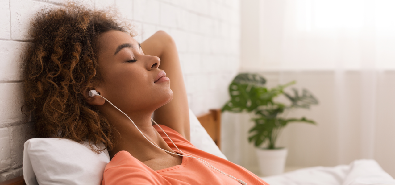 Wissensbeitrag: 4 Atemtechniken zur Entspannung, Frau entspannt, Atemübungen