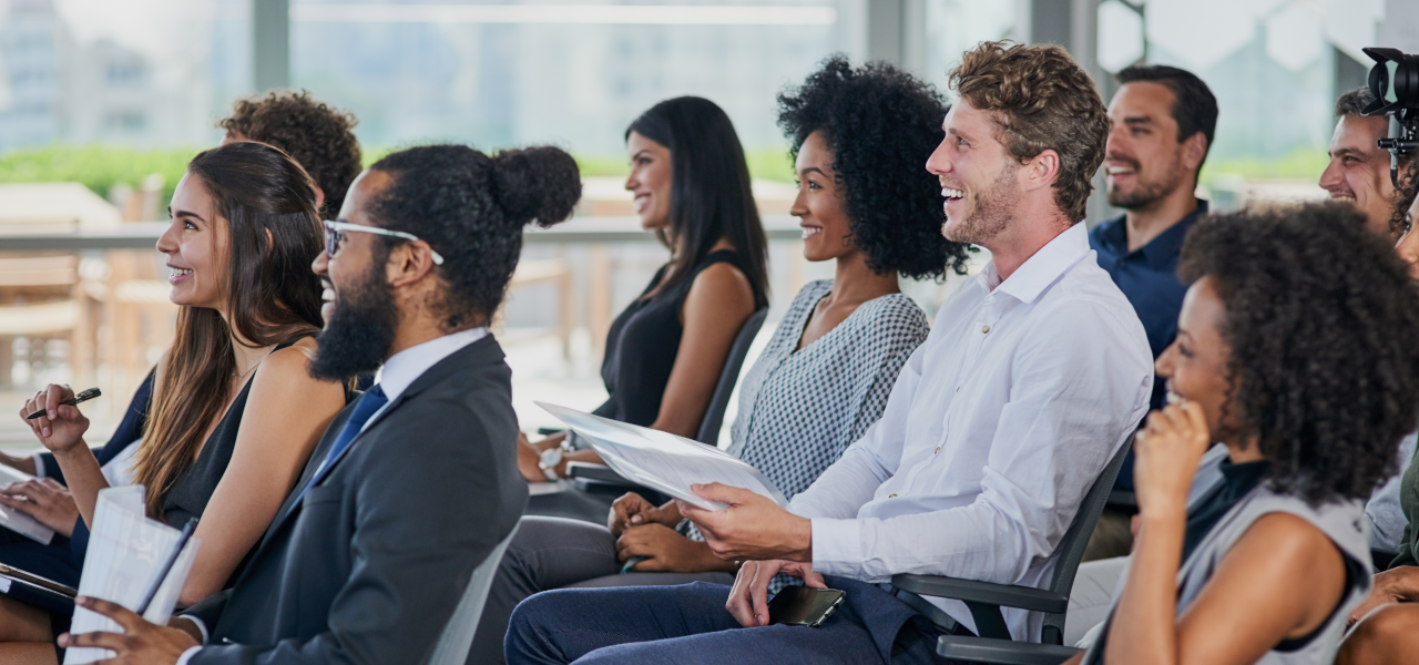 Publikum, das bei einem Vortrag zuhört. Seien Sie dabei, wenn unser Gründer Philipp Hofheinz zum Thema „Beyond Benefits – Wie Mental Health Fachkräfte gewinnt und stärkt“ bei der MICE CONNECT spricht.